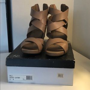 Dolce Vita Pali Leather Wedges - size 11